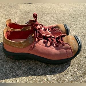 Women’s Keen (XT 1105) leather hiking shoe size 9